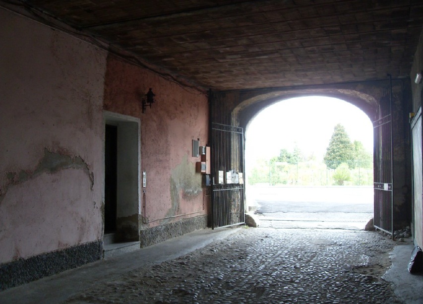 
Trattasi di appartamento a piano primo, facente parte di un edificio "a corte", ristrutturato negli anni
ottanta