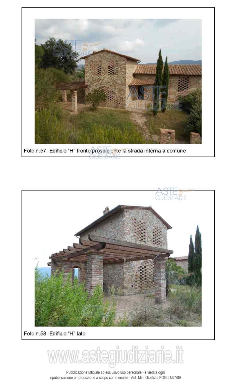 H: Edificio prospiciente la strada interna a comune,  con opere edili  ed impiantistiche non ultimate, urbanisticamente  previsto costituito da un’ unità immobiliare ad uso abitazione, avente accesso dalla strada Comunale di Mazzolla tramite viabilità interna a comune, prevista composta:
- al piano terra da ingresso,soggiorno-pranzo con posto cottura e doppio volume, ripostiglio-sottoscala, disimpegno, camera con disimpegno e bagno, due vani scala per accedere uno al piano primo, composto da disimpegno e camera con bagno ed uno per accedere al soppalco, previsto composto da disimpegno, bagno e soppalco.  Esternamente due loggiati tergali , resede esclusivo posto su tre lati in parte a pavimento ed in parte a giardino