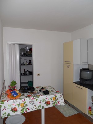 Descrizione: Ingresso, soggiorno, cucina, ripostiglio, 2 wc, 2 camere pertinenziale cantina sup. cat. Alloggio: 118 mq (comprensiva di quota parte di cantina) . Identificativi catastali: foglio 1177, part. 71, sub. 135 (incluso cantina)