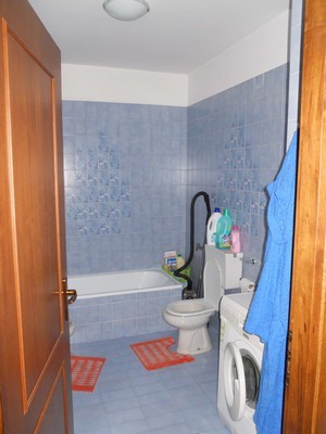 Descrizione: Ingresso, soggiorno, cucina, ripostiglio, 2 wc, 2 camere pertinenziale cantina sup. cat. Alloggio: 118 mq (comprensiva di quota parte di cantina) . Identificativi catastali: foglio 1177, part. 71, sub. 135 (incluso cantina)