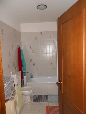 Descrizione: Ingresso, soggiorno, cucina, ripostiglio, 2 wc, 2 camere pertinenziale cantina sup. cat. Alloggio: 118 mq (comprensiva di quota parte di cantina) . Identificativi catastali: foglio 1177, part. 71, sub. 135 (incluso cantina)