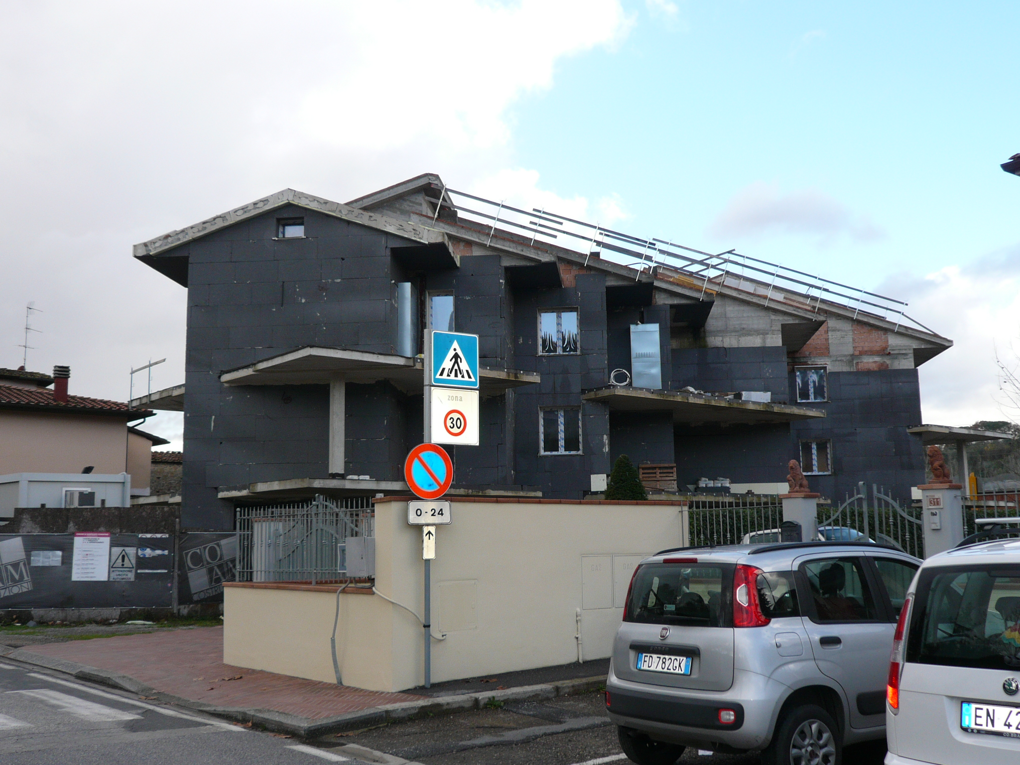 Piena proprietà di fabbricato plurifamiliare ad uso residenziale in corso di costruzione che insiste su un lotto di mq 1.417 ubicato nel Comune di Montelupo Fiorentino in località Samminiatello, posto tra la linea ferroviaria Pisa-Firenze e la via Gramsci che dal centro di Montelupo si ricongiunge con la strada statale T. Romagnola n.67. L’intervento edilizio, ultimato per quanto riguarda la parte strutturale e muraria ma da completare per quanto riguarda le opere di finitura, ha condotto alla realizzazione di n.3 unità immobiliari della tipologia “terra tetto” completamente indipendenti e di n.6 unità immobiliari con ingresso condominiale.