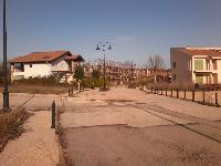 Compendio immobiliare costituito da quella che è la prima area di intervento del complesso residenziale "Borgo San Benedetto", della superficie complessiva tra edificato e libero di mq. 18.703ca, individuato dalle particelle979,981,982,983,991,997,998,1000,1001,1004,1005,1006,141,574,575 costituito da tutta la nuova urbanizzazione, da cinque fabbricati residenziali (una villa singola, due ville bifamiliari, due fabbricati condominiali rispettivamente di dieci e diciotto abitazioni oltre a servizi ed autorimesse)a vari stadi di realizzazione e da aree scoperte ancora da edificare (SCHEDE IMMOBILI n. 4, 5, 6 e 7 come da perizia di stima). In merito alle particelle viene fatto integrale riferimento all'avviso di vendita.