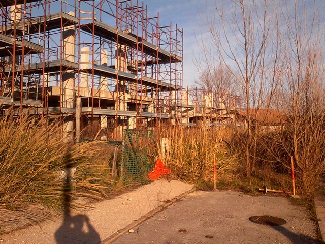 Compendio immobiliare costituito da quella che è la prima area di intervento del complesso residenziale "Borgo San Benedetto", della superficie complessiva tra edificato e libero di mq. 18.703ca, individuato dalle particelle979,981,982,983,991,997,998,1000,1001,1004,1005,1006,141,574,575 costituito da tutta la nuova urbanizzazione, da cinque fabbricati residenziali (una villa singola, due ville bifamiliari, due fabbricati condominiali rispettivamente di dieci e diciotto abitazioni oltre a servizi ed autorimesse)a vari stadi di realizzazione e da aree scoperte ancora da edificare (SCHEDE IMMOBILI n. 4, 5, 6 e 7 come da perizia di stima). In merito alle particelle viene fatto integrale riferimento all'avviso di vendita.