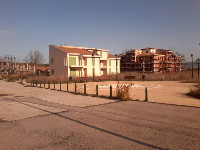 Compendio immobiliare costituito da quella che è la prima area di intervento del complesso residenziale "Borgo San Benedetto", della superficie complessiva tra edificato e libero di mq. 18.703ca, individuato dalle particelle979,981,982,983,991,997,998,1000,1001,1004,1005,1006,141,574,575 costituito da tutta la nuova urbanizzazione, da cinque fabbricati residenziali (una villa singola, due ville bifamiliari, due fabbricati condominiali rispettivamente di dieci e diciotto abitazioni oltre a servizi ed autorimesse)a vari stadi di realizzazione e da aree scoperte ancora da edificare (SCHEDE IMMOBILI n. 4, 5, 6 e 7 come da perizia di stima). In merito alle particelle viene fatto integrale riferimento all'avviso di vendita.