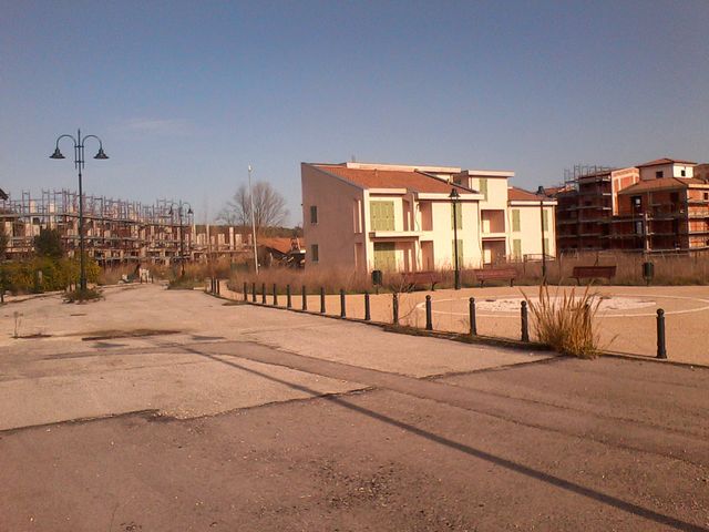 Compendio immobiliare costituito da quella che è la prima area di intervento del complesso residenziale "Borgo San Benedetto", della superficie complessiva tra edificato e libero di mq. 18.703ca, individuato dalle particelle979,981,982,983,991,997,998,1000,1001,1004,1005,1006,141,574,575 costituito da tutta la nuova urbanizzazione, da cinque fabbricati residenziali (una villa singola, due ville bifamiliari, due fabbricati condominiali rispettivamente di dieci e diciotto abitazioni oltre a servizi ed autorimesse)a vari stadi di realizzazione e da aree scoperte ancora da edificare (SCHEDE IMMOBILI n. 4, 5, 6 e 7 come da perizia di stima). In merito alle particelle viene fatto integrale riferimento all'avviso di vendita.