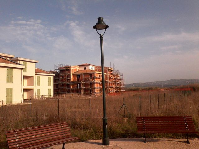 Compendio immobiliare costituito da quella che è la prima area di intervento del complesso residenziale "Borgo San Benedetto", della superficie complessiva tra edificato e libero di mq. 18.703ca, individuato dalle particelle979,981,982,983,991,997,998,1000,1001,1004,1005,1006,141,574,575 costituito da tutta la nuova urbanizzazione, da cinque fabbricati residenziali (una villa singola, due ville bifamiliari, due fabbricati condominiali rispettivamente di dieci e diciotto abitazioni oltre a servizi ed autorimesse)a vari stadi di realizzazione e da aree scoperte ancora da edificare (SCHEDE IMMOBILI n. 4, 5, 6 e 7 come da perizia di stima). In merito alle particelle viene fatto integrale riferimento all'avviso di vendita.