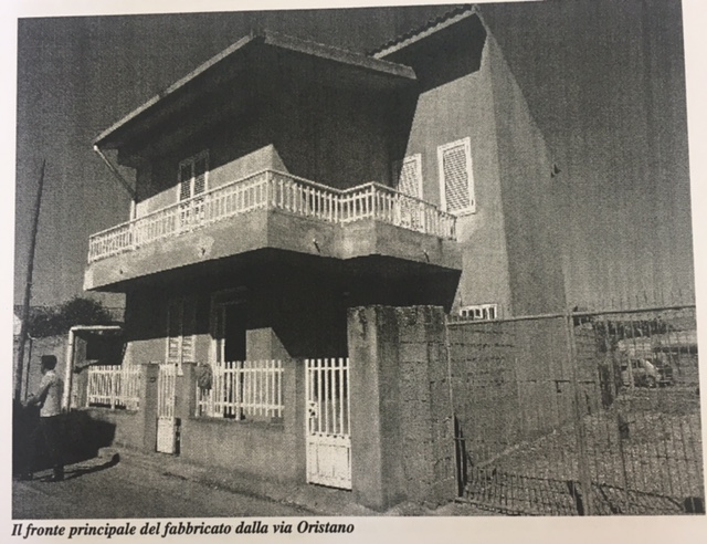 in Comune di Terralba (OR), fabbricato residenziale indipendente in Terralba (OR), alla Via Oristano, nei pressi dell'angolo con la Via Napoli, articolato su due piani, composto al piano terreno da unico ampio vano soggiorno-cucina, servizio, con annessi passaggio e due cortili ed al primo piano da due vani, disimpegno, servizio e due balconi, distinto al Catasto del Comune di Terralba, sez. Terralba, foglio 16, mappale 5312, cat. A/3, cl. U, vani 4, sup. cat. totale mq 89, totale escluso aree scoperte mq 79, rendita catastale Euro 258,23, il tutto come specificato negli allegati avviso di vendita e perizia estimativa. 