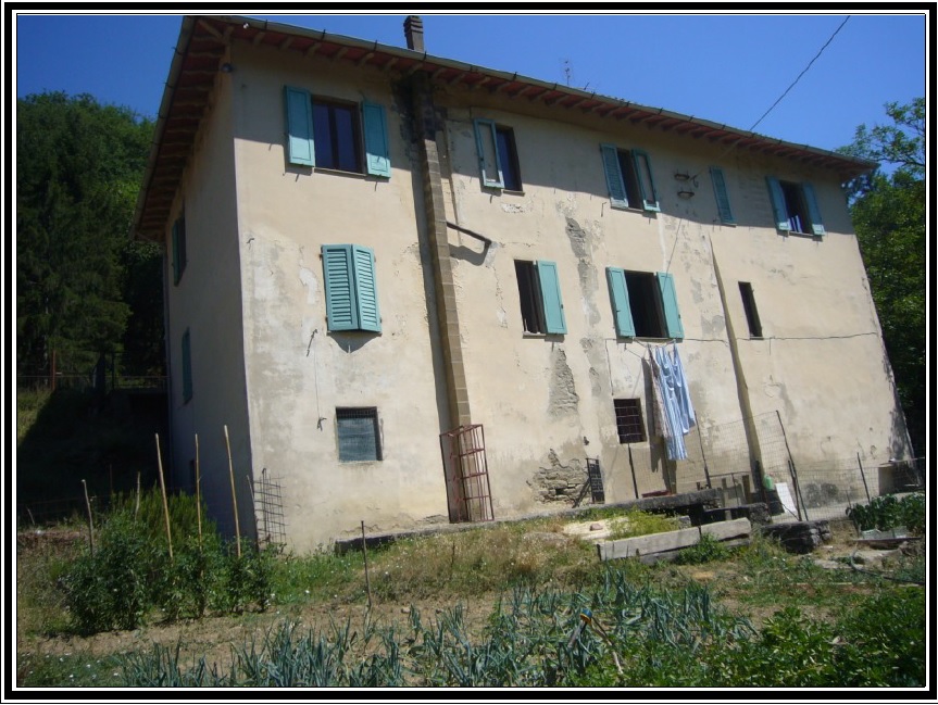 1/3 di complesso ex colonico con 2 corpi di fabbr. oltre terreni agricoli in Barberino di Mugello, loc. Molino al Bosco, V. Bellavalle 4. Il fabbr. principale comprende: al piano semint. 6 locali deposito; al piano T. abitazione di 2 vani e accessori e altra abitazione di 4 vani; al piano 1 abitazione di 6 vani. Il fabbricato accessorio, inagibile, su 2 piani, comprende 5 locali. Il terreno risulta di mq. 163.124. Per tutto il resto (descrizione, difformità ecc.) si rimanda alla perizia allegata. 