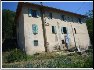1/3 di complesso ex colonico con 2 corpi di fabbr. oltre terreni agricoli in Barberino di Mugello, loc. Molino al Bosco, V. Bellavalle 4. Il fabbr. principale comprende: al piano semint. 6 locali deposito; al piano T. abitazione di 2 vani e accessori e altra abitazione di 4 vani; al piano 1 abitazione di 6 vani. Il fabbricato accessorio, inagibile, su 2 piani, comprende 5 locali. Il terreno risulta di mq. 163.124. Per tutto il resto (descrizione, difformità ecc.) si rimanda alla perizia allegata. 