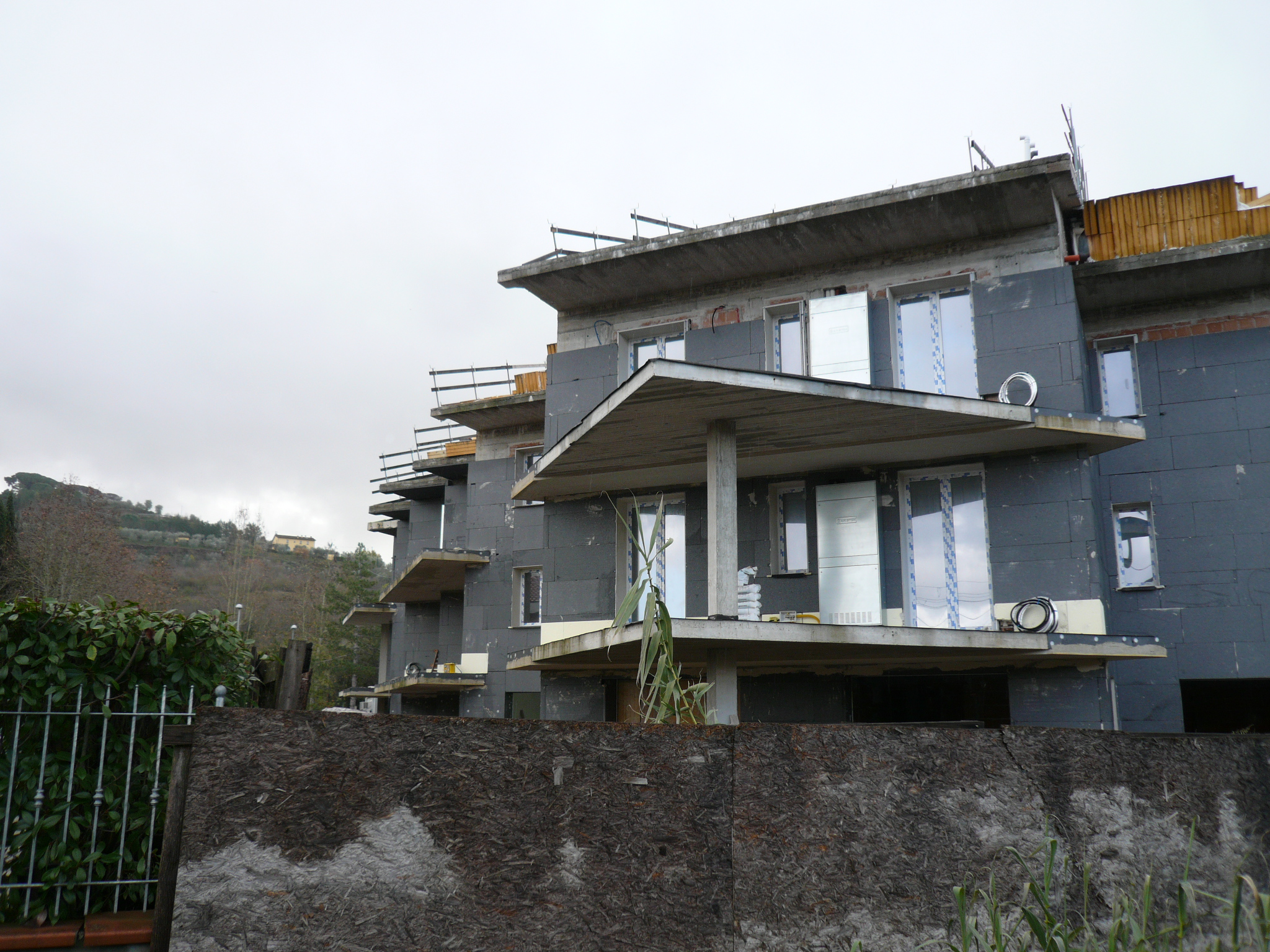 Piena proprietà di fabbricato plurifamiliare ad uso residenziale in corso di costruzione che insiste su un lotto di mq 1.417 ubicato nel Comune di Montelupo Fiorentino in località Samminiatello, posto tra la linea ferroviaria Pisa-Firenze e la via Gramsci che dal centro di Montelupo si ricongiunge con la strada statale T. Romagnola n.67. L’intervento edilizio, ultimato per quanto riguarda la parte strutturale e muraria ma da completare per quanto riguarda le opere di finitura, ha condotto alla realizzazione di n.3 unità immobiliari della tipologia “terra tetto” completamente indipendenti e di n.6 unità immobiliari con ingresso condominiale.