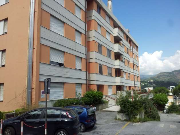 ABITAZIONE + 1 BOX AUTO + 1 CANTINA o SOFFITTA COMMERCIALE