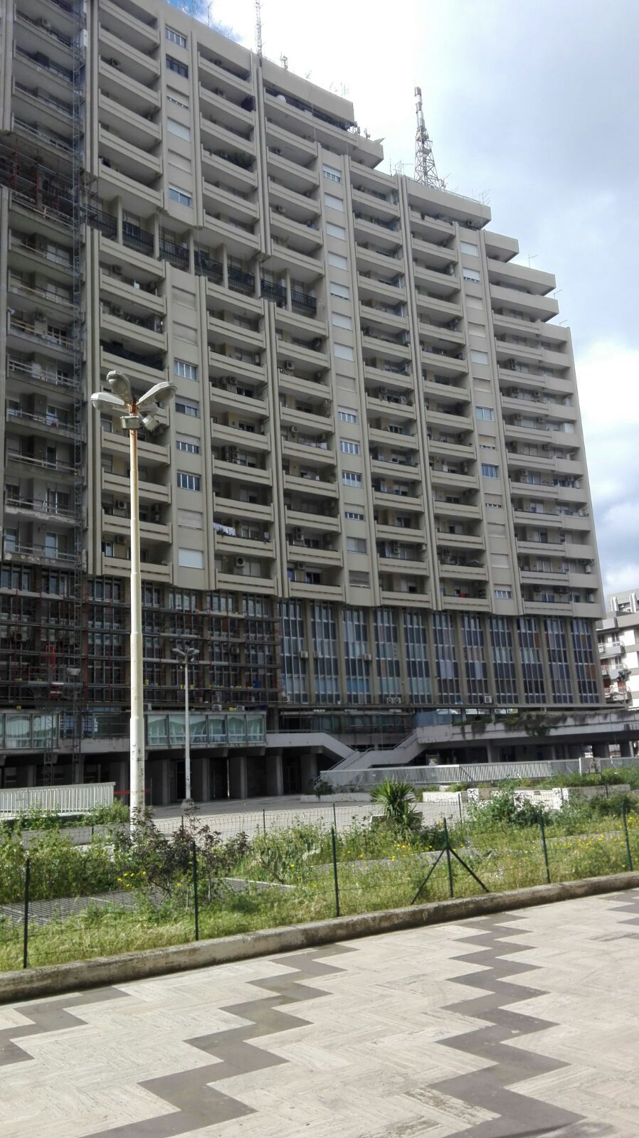 Descrizione: Ingresso, 2 corridoio, cucina, n.2 vani,  bagno e balcone . Mq. 113. Piena Proprietà. libero. Taranto (TA), CAP - 74100,Piazzale Dante, 8, scala C interno 2,  piano Terzo. Identificativi catastali: Unità principale: foglio 244,  part.1764, sub.59.