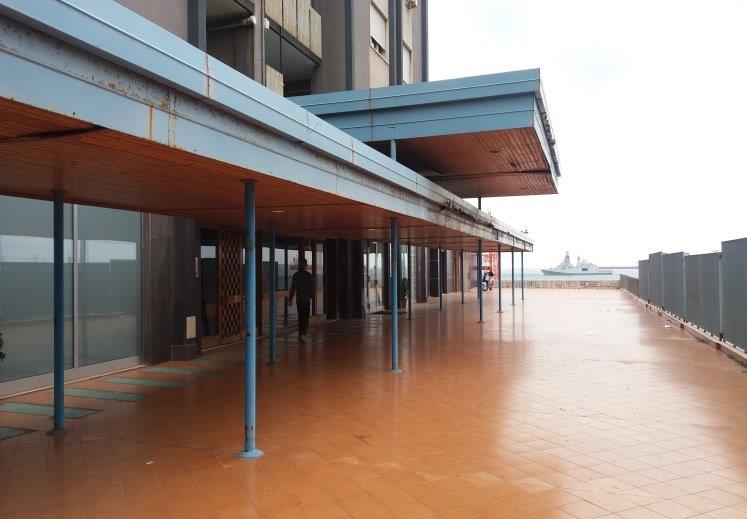 Descrizione: Ingresso,  cucina, n. 3 vani, 3 bagni,  ripostiglio, 2 balconi . Mq. 237. Piena Proprietà. libero. Taranto (TA), CAP - 74100,Viale Virgilio, 20, scala  interno 55,  piano Quinto. Identificativi catastali: Unità principale: foglio 243, part.2281, sub.33.