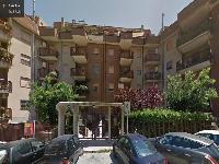 Descrizione: Ingresso, cucina, salone, n.3 vani, n. 2 bagni, ripostiglio , corridoio, 2 balconi e ampia veranda + pertinenziale posto auto scoperto. Mq. 199. Piena Proprietà. libero. Trani (BAT), CAP - 76125,Via Pisa, 7, scala A interno 12,  piano 4. Identificativi catastali: Unità principale: foglio 26, part. 719, sub. 12, pertinenza: foglio 26, part.719, sub. 56.