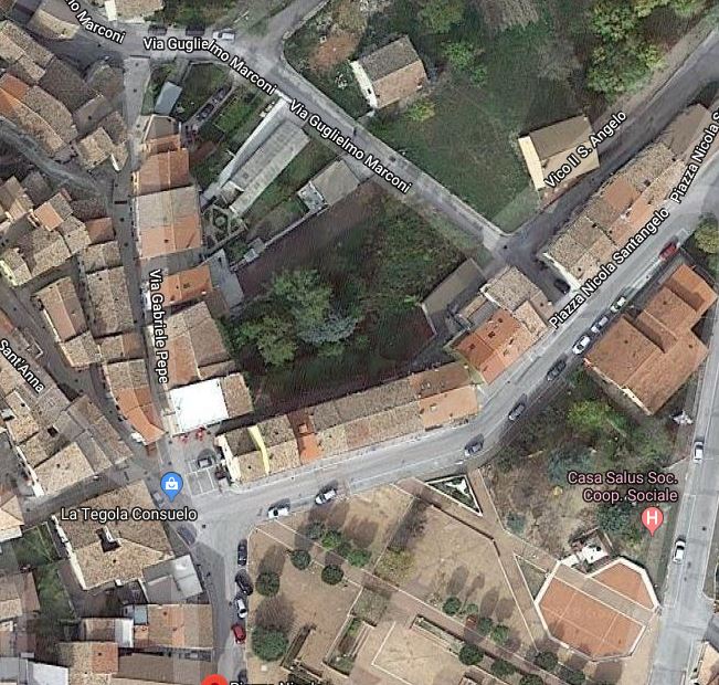 Fabbricato:tre piani,struttura in muratura portante e tetto a falde;il piano seminterrato destinato a cantine e deposito,piano terra a cucina, zona giorno e camere; al piano primo:salotto con tre camere e bagno. Catasto fabbricati del Comune di Busso: al foglio 11 part. 303 cat. A/2 cl. U vani 11 totale 351 mq;al foglio 11 p.lla 300 sub.2 cat. C/6 cl. U 29 mq., 48mq.(DEPOSITO);al foglio 11 p.lla 300 sub. 1 cat. C/2 cl. 2, 28 mq, 29 mq,(STALLA);Terreno a valle dell’abitazione principale confinante con altri immobili destinati a deposito ed autorimessa; attualmente destinato a giardino dell’abitazione:riportato nel catasto terreni del Comune di Busso (CB) al foglio 11 part. 297 seminativo cl. 1 are11 ca 50 r.d. 4,16 r.a. 3,56;