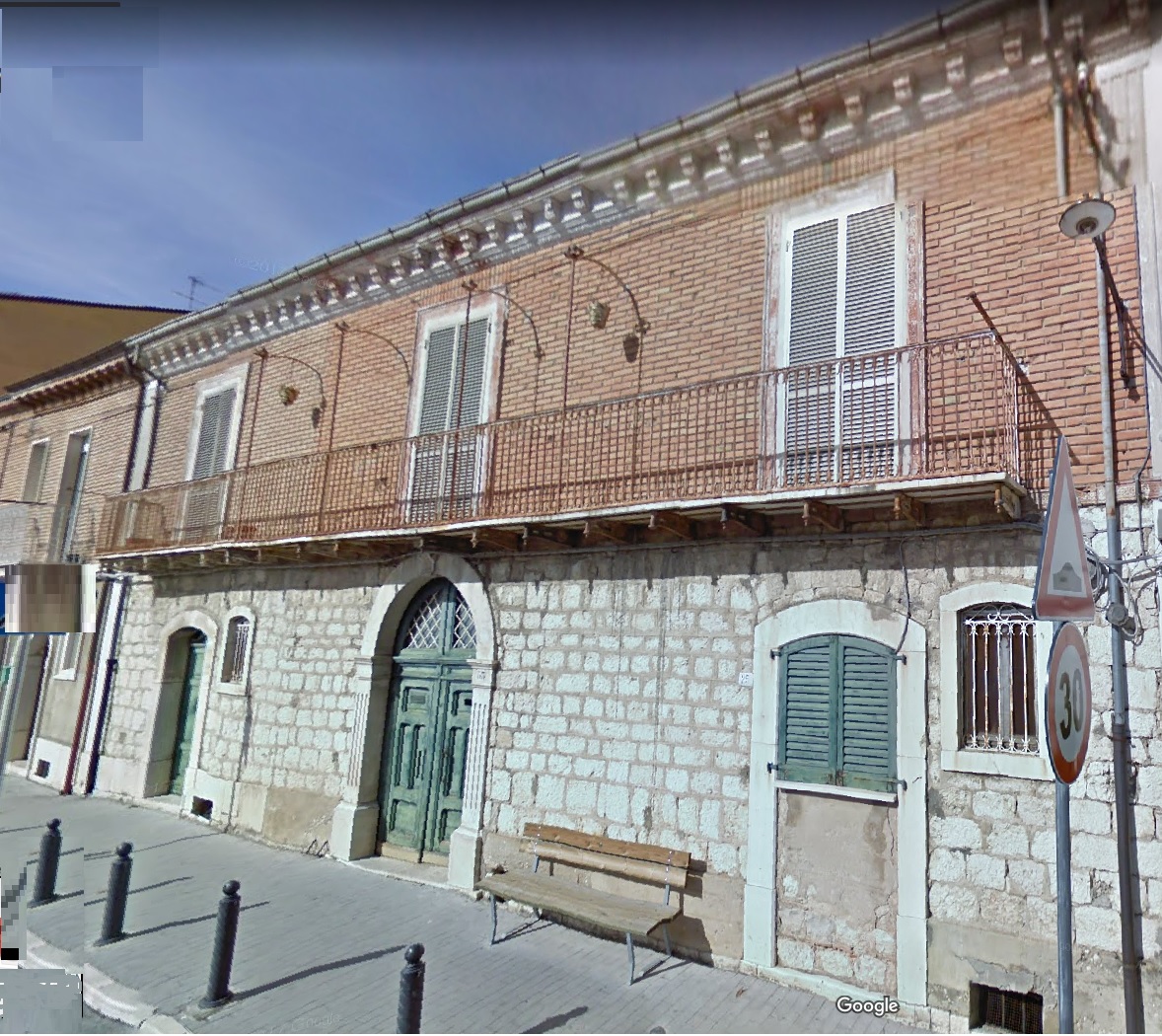 Fabbricato:tre piani,struttura in muratura portante e tetto a falde;il piano seminterrato destinato a cantine e deposito,piano terra a cucina, zona giorno e camere; al piano primo:salotto con tre camere e bagno. Catasto fabbricati del Comune di Busso: al foglio 11 part. 303 cat. A/2 cl. U vani 11 totale 351 mq;al foglio 11 p.lla 300 sub.2 cat. C/6 cl. U 29 mq., 48mq.(DEPOSITO);al foglio 11 p.lla 300 sub. 1 cat. C/2 cl. 2, 28 mq, 29 mq,(STALLA);Terreno a valle dell’abitazione principale confinante con altri immobili destinati a deposito ed autorimessa; attualmente destinato a giardino dell’abitazione:riportato nel catasto terreni del Comune di Busso (CB) al foglio 11 part. 297 seminativo cl. 1 are11 ca 50 r.d. 4,16 r.a. 3,56;