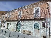 Fabbricato:tre piani,struttura in muratura portante e tetto a falde;il piano seminterrato destinato a cantine e deposito,piano terra a cucina, zona giorno e camere; al piano primo:salotto con tre camere e bagno. Catasto fabbricati del Comune di Busso: al foglio 11 part. 303 cat. A/2 cl. U vani 11 totale 351 mq;al foglio 11 p.lla 300 sub.2 cat. C/6 cl. U 29 mq., 48mq.(DEPOSITO);al foglio 11 p.lla 300 sub. 1 cat. C/2 cl. 2, 28 mq, 29 mq,(STALLA);Terreno a valle dell’abitazione principale confinante con altri immobili destinati a deposito ed autorimessa; attualmente destinato a giardino dell’abitazione:riportato nel catasto terreni del Comune di Busso (CB) al foglio 11 part. 297 seminativo cl. 1 are11 ca 50 r.d. 4,16 r.a. 3,56;