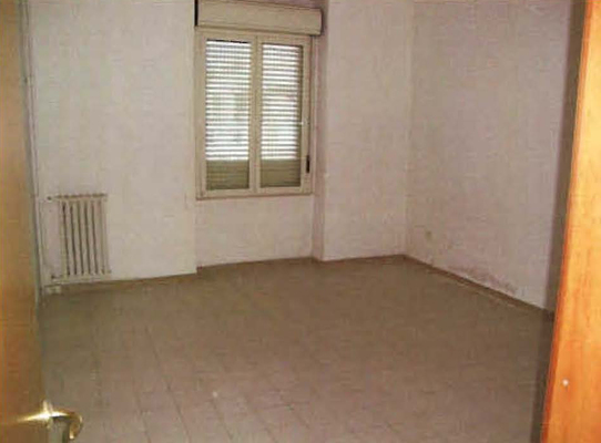 Descrizione: Disimpegno, cucina, bagno, 3 camere e balcone + deposito. Mq. 100. Identificativi catastali: fg. 15, part. 92, sub. 6 con deposito al fg. 15, part. 92, sub. 12