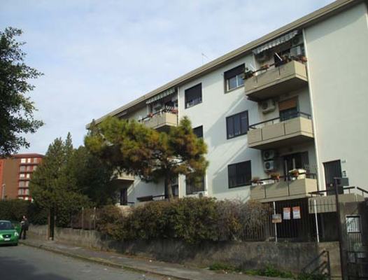 Descrizione: Ingresso, soggiorno, 2 camere, cucina, bagno, lavanderia e 2 balconi + box auto e box auto ad uso comune (millesimi 111,111). Mq. 103. Identificativi catastali: fg. 38, part. 415, sub. 3 con box auto al fg. 38, part. 415, sub. 52 e box auto ad uso comune (millesimi 111,111) al sub. fg. 38, part. 415, sub. 58