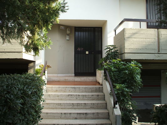 Descrizione: Ingresso, soggiorno, 2 camere, cucina, bagno, lavanderia e 2 balconi + box auto e box auto ad uso comune (millesimi 111,111). Mq. 103. Identificativi catastali: fg. 38, part. 415, sub. 3 con box auto al fg. 38, part. 415, sub. 52 e box auto ad uso comune (millesimi 111,111) al sub. fg. 38, part. 415, sub. 58