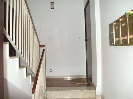 Descrizione: Ingresso, soggiorno, 2 camere, cucina, bagno, lavanderia e 2 balconi + box auto e box auto ad uso comune (millesimi 111,111). Mq. 103. Identificativi catastali: fg. 38, part. 415, sub. 3 con box auto al fg. 38, part. 415, sub. 52 e box auto ad uso comune (millesimi 111,111) al sub. fg. 38, part. 415, sub. 58