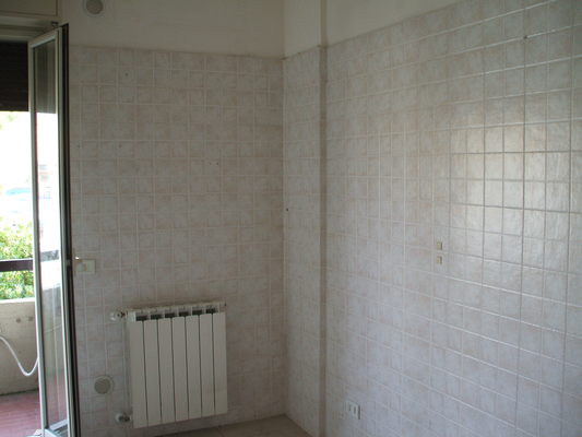 Descrizione: Ingresso, soggiorno, 2 camere, cucina, bagno, lavanderia e 2 balconi + box auto e box auto ad uso comune (millesimi 111,111). Mq. 103. Identificativi catastali: fg. 38, part. 415, sub. 3 con box auto al fg. 38, part. 415, sub. 52 e box auto ad uso comune (millesimi 111,111) al sub. fg. 38, part. 415, sub. 58