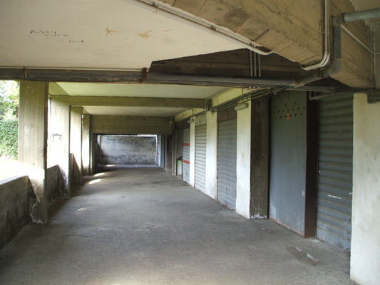 Descrizione: Ingresso, soggiorno, 2 camere, cucina, bagno, lavanderia e 2 balconi + box auto e box auto ad uso comune (millesimi 111,111). Mq. 103. Identificativi catastali: fg. 38, part. 415, sub. 3 con box auto al fg. 38, part. 415, sub. 52 e box auto ad uso comune (millesimi 111,111) al sub. fg. 38, part. 415, sub. 58
