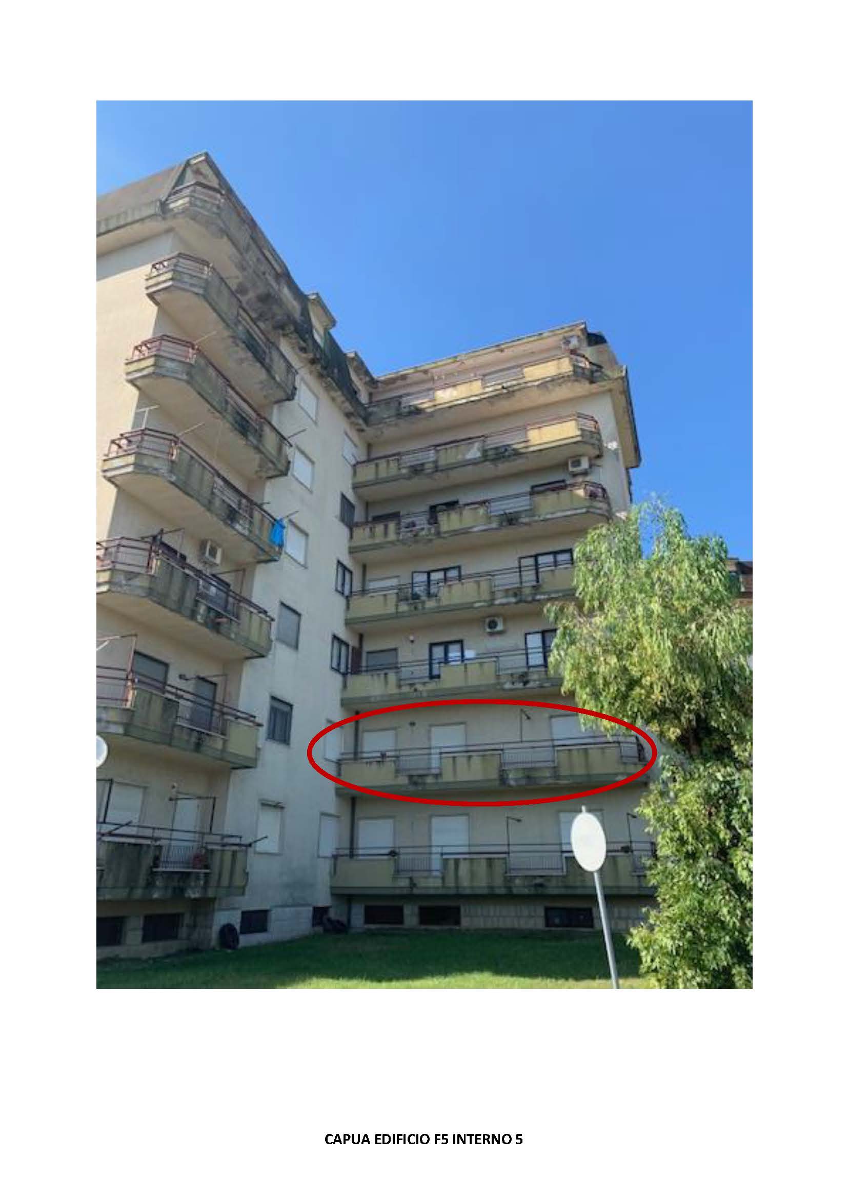Descrizione: Appartamento composto da: ingresso, corridoio, salone, tre camere, cucina, doppi servizi, ampi balconi  + pertinenziale cantinola  al piano S1 posto auto scoperto. Mq. 180. Piena Proprietà. Libero. CAPUA (CE), CAP - 81043,Via Scarano n. 2-III Trav. - Parco Primavera , scala Fabbricato F5 interno 5,  piano 1°. Identificativi catastali: Unità principale foglio 42, part. 5121, sub. 100 Pertinenza:foglio 42, part. 5121, sub. 122 Pertinenza:foglio 42, part. 5121, sub. 263