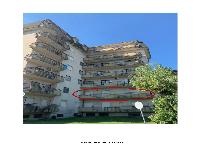 Descrizione: Appartamento composto da: ingresso, corridoio, salone, tre camere, cucina, doppi servizi, ampi balconi  + pertinenziale cantinola  al piano S1 posto auto scoperto. Mq. 180. Piena Proprietà. Libero. CAPUA (CE), CAP - 81043,Via Scarano n. 2-III Trav. - Parco Primavera , scala Fabbricato F5 interno 5,  piano 1°. Identificativi catastali: Unità principale foglio 42, part. 5121, sub. 100 Pertinenza:foglio 42, part. 5121, sub. 122 Pertinenza:foglio 42, part. 5121, sub. 263