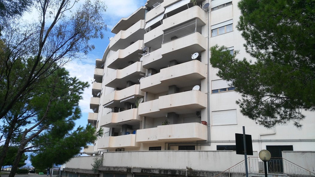 Descrizione: ingresso, corridoio, soggiorno, tre camere, cucina e due bagni, di cui uno con areazione meccanica. Sono presenti due balconi.
 + al piano seminterrato una cantina con annesso posto auto esclusivo. Mq. 160. Piena Proprietà - libero. REGGIO CALABRIA (RC), CAP - 89131, C/da Gagliardi, 58, scala A3, interno 4,  piano secondo e seminterrato (pertinenza). Identificativi catastali: Unità principale - foglio 5GNA, part. 475,
sub. 89; pertinenza - foglio 5GNA, part. 475, sub. 209.
