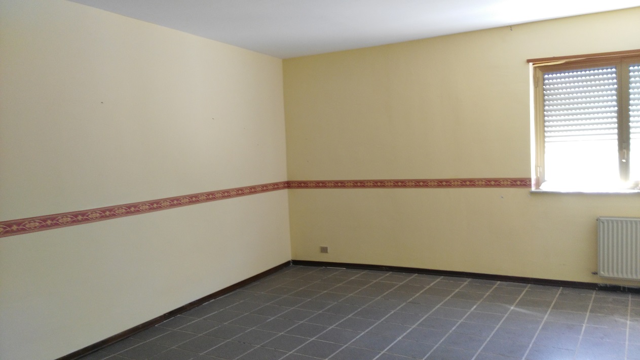 Descrizione: ingresso, corridoio, soggiorno, tre camere, cucina e due bagni, di cui uno con areazione meccanica. Sono presenti due balconi.
 + al piano seminterrato una cantina con annesso posto auto esclusivo. Mq. 160. Piena Proprietà - libero. REGGIO CALABRIA (RC), CAP - 89131, C/da Gagliardi, 58, scala A3, interno 4,  piano secondo e seminterrato (pertinenza). Identificativi catastali: Unità principale - foglio 5GNA, part. 475,
sub. 89; pertinenza - foglio 5GNA, part. 475, sub. 209.