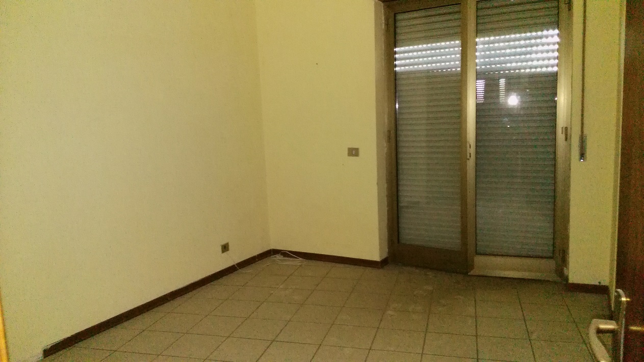 Descrizione: ingresso, corridoio, soggiorno, tre camere, cucina e due bagni, di cui uno con areazione meccanica. Sono presenti due balconi.
 + al piano seminterrato una cantina con annesso posto auto esclusivo. Mq. 160. Piena Proprietà - libero. REGGIO CALABRIA (RC), CAP - 89131, C/da Gagliardi, 58, scala A3, interno 4,  piano secondo e seminterrato (pertinenza). Identificativi catastali: Unità principale - foglio 5GNA, part. 475,
sub. 89; pertinenza - foglio 5GNA, part. 475, sub. 209.