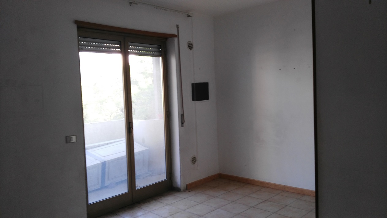 Descrizione: ingresso, corridoio, soggiorno, tre camere, cucina e due bagni, di cui uno con areazione meccanica. Sono presenti due balconi.
 + al piano seminterrato una cantina con annesso posto auto esclusivo. Mq. 160. Piena Proprietà - libero. REGGIO CALABRIA (RC), CAP - 89131, C/da Gagliardi, 58, scala A3, interno 4,  piano secondo e seminterrato (pertinenza). Identificativi catastali: Unità principale - foglio 5GNA, part. 475,
sub. 89; pertinenza - foglio 5GNA, part. 475, sub. 209.