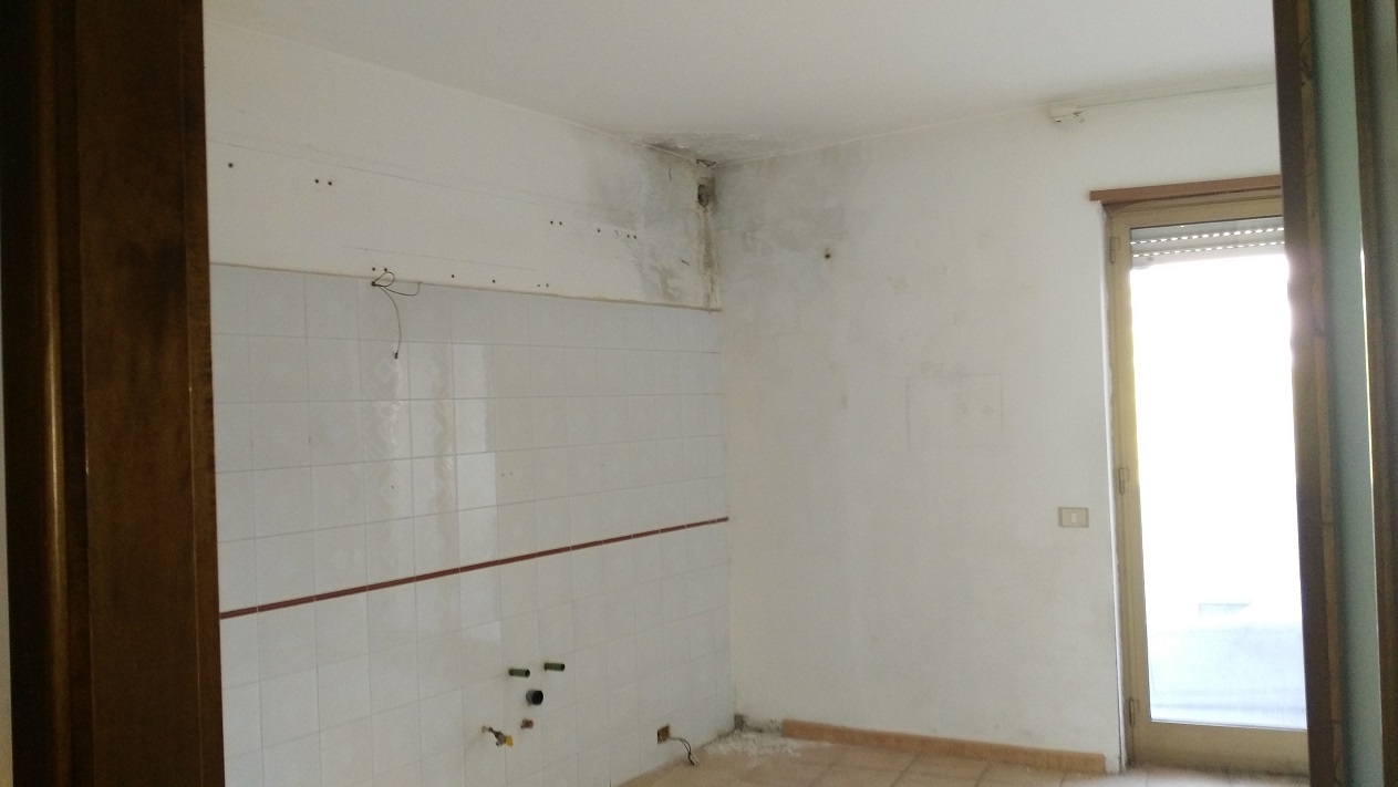 Descrizione: ingresso, corridoio, soggiorno, tre camere, cucina e due bagni, di cui uno con areazione meccanica. Sono presenti due balconi.
 + al piano seminterrato una cantina con annesso posto auto esclusivo. Mq. 160. Piena Proprietà - libero. REGGIO CALABRIA (RC), CAP - 89131, C/da Gagliardi, 58, scala A3, interno 4,  piano secondo e seminterrato (pertinenza). Identificativi catastali: Unità principale - foglio 5GNA, part. 475,
sub. 89; pertinenza - foglio 5GNA, part. 475, sub. 209.
