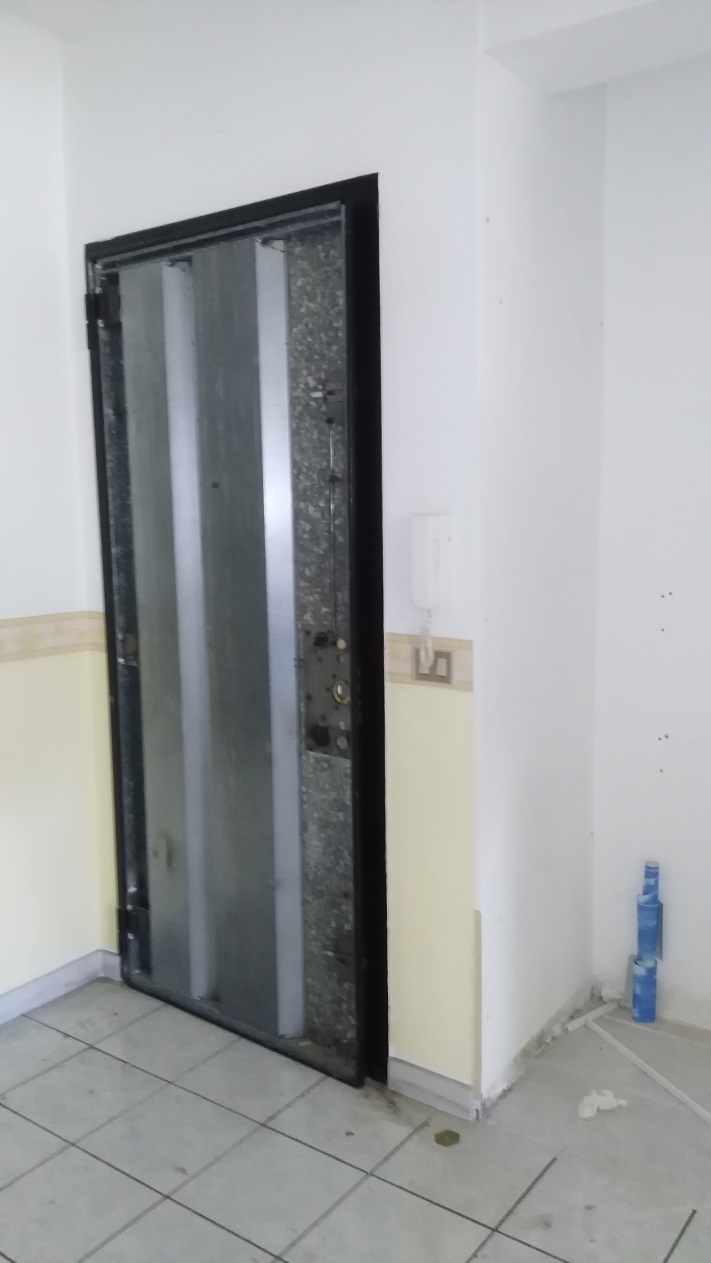 Descrizione: ingresso, corridoio, soggiorno, tre camere, cucina e due bagni, di cui uno con areazione meccanica. Sono presenti due balconi.
 + al piano seminterrato una cantina con annesso posto auto esclusivo. Mq. 160. Piena Proprietà - libero. REGGIO CALABRIA (RC), CAP - 89131, C/da Gagliardi, 58, scala A3, interno 4,  piano secondo e seminterrato (pertinenza). Identificativi catastali: Unità principale - foglio 5GNA, part. 475,
sub. 89; pertinenza - foglio 5GNA, part. 475, sub. 209.