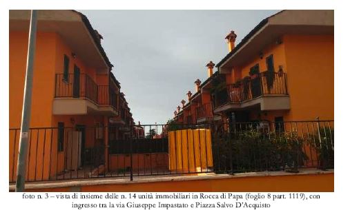LOTTO 1
Rocca di Papa, Via Giuseppe Impastato snc: proprietà superficiaria di villino su quattro livelli, interno “1” con annesso box auto di pertinenza numero “1”. 
Il tutto riportato nel Catasto Fabbricati del Comune di Rocca di Papa come segue:
- al foglio 8, particella 1119, sub 1, categoria A/7, vani 7,5;
- al foglio 8, particella 1119, sub 15, categoria C/6, mq 16.
