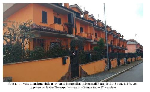 LOTTO 2 
Rocca di Papa, Via Giuseppe Impastato snc: proprietà superficiaria di villino su quattro livelli, interno “2” con annesso box auto di pertinenza numero “2”. 
Il tutto riportato nel Catasto Fabbricati del Comune di Rocca di Papa come segue:
- al foglio 8, particella 1119, sub 2, categoria A/7, vani 7,5;
- al foglio 8, particella 1119, sub 16, categoria C/6, mq 16.
