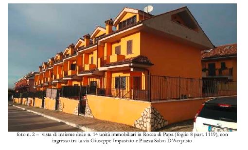 LOTTO 2 
Rocca di Papa, Via Giuseppe Impastato snc: proprietà superficiaria di villino su quattro livelli, interno “2” con annesso box auto di pertinenza numero “2”. 
Il tutto riportato nel Catasto Fabbricati del Comune di Rocca di Papa come segue:
- al foglio 8, particella 1119, sub 2, categoria A/7, vani 7,5;
- al foglio 8, particella 1119, sub 16, categoria C/6, mq 16.
