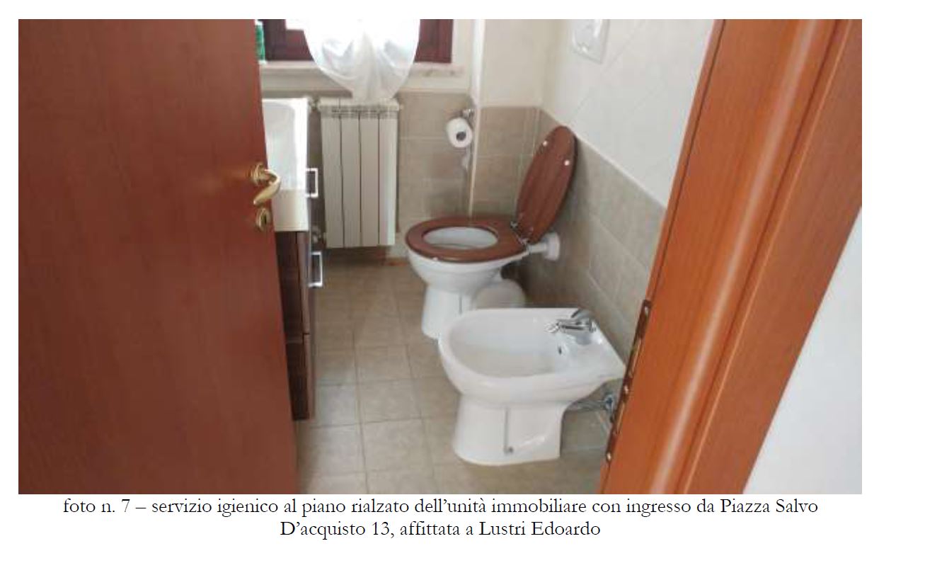 LOTTO 2 
Rocca di Papa, Via Giuseppe Impastato snc: proprietà superficiaria di villino su quattro livelli, interno “2” con annesso box auto di pertinenza numero “2”. 
Il tutto riportato nel Catasto Fabbricati del Comune di Rocca di Papa come segue:
- al foglio 8, particella 1119, sub 2, categoria A/7, vani 7,5;
- al foglio 8, particella 1119, sub 16, categoria C/6, mq 16.
