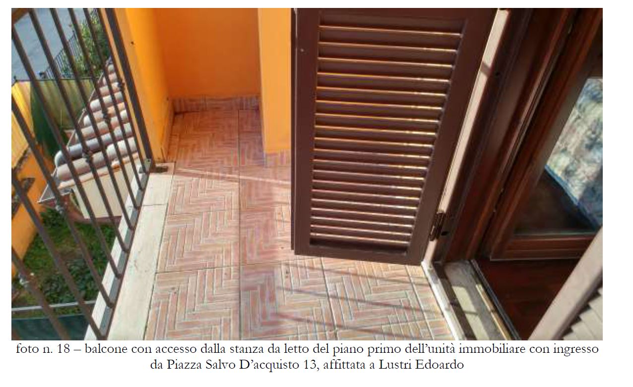 LOTTO 8
Rocca di Papa, Piazza Salvo d’Acquisto snc: proprietà superficiaria di villino su quattro livelli, interno “8” con annesso box auto di pertinenza numero “8”. 
Il tutto riportato nel Catasto Fabbricati del Comune di Rocca di Papa come segue:
- al foglio 8, particella 1119, sub 8, categoria A/7, vani 7,5, rendita catastale Euro 910,26;
- al foglio 8, particella 1119, sub 22, categoria C/6, mq 16, rendita catastale Euro 61,15.