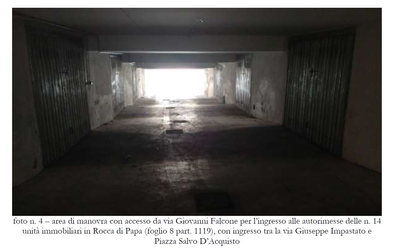 LOTTO 11
Rocca di Papa, Piazza Salvo d’Acquisto snc: proprietà superficiaria di villino su quattro livelli, interno “11” con annesso box auto di pertinenza numero “11”. 
Il tutto riportato nel Catasto Fabbricati del Comune di Rocca di Papa come segue:
- al foglio 9, particella 1119, sub 11, categoria A/7, vani 7,5, rendita catastale Euro 910,26;
- al foglio 8, particella 1119, sub 25, categoria C/6, mq 16, rendita catastale Euro 61,15.