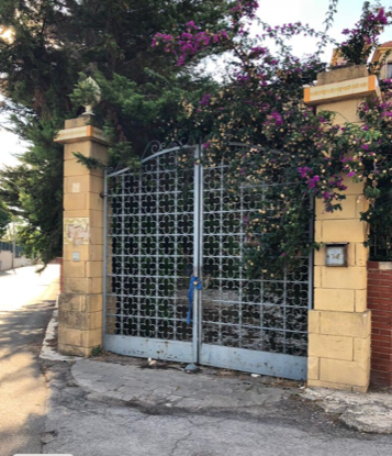 Immobile sito in Taranto, località San Vito, Via Lucci Marini n. 7, erroneamente indicato come civico 1 e più precisamente villa su due livelli con annessi locale garage e giardino di pertinenza.