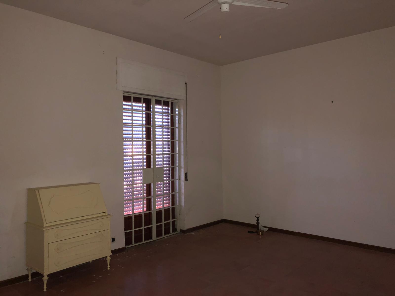 Immobile sito in Taranto, località San Vito, Via Lucci Marini n. 7, erroneamente indicato come civico 1 e più precisamente villa su due livelli con annessi locale garage e giardino di pertinenza.