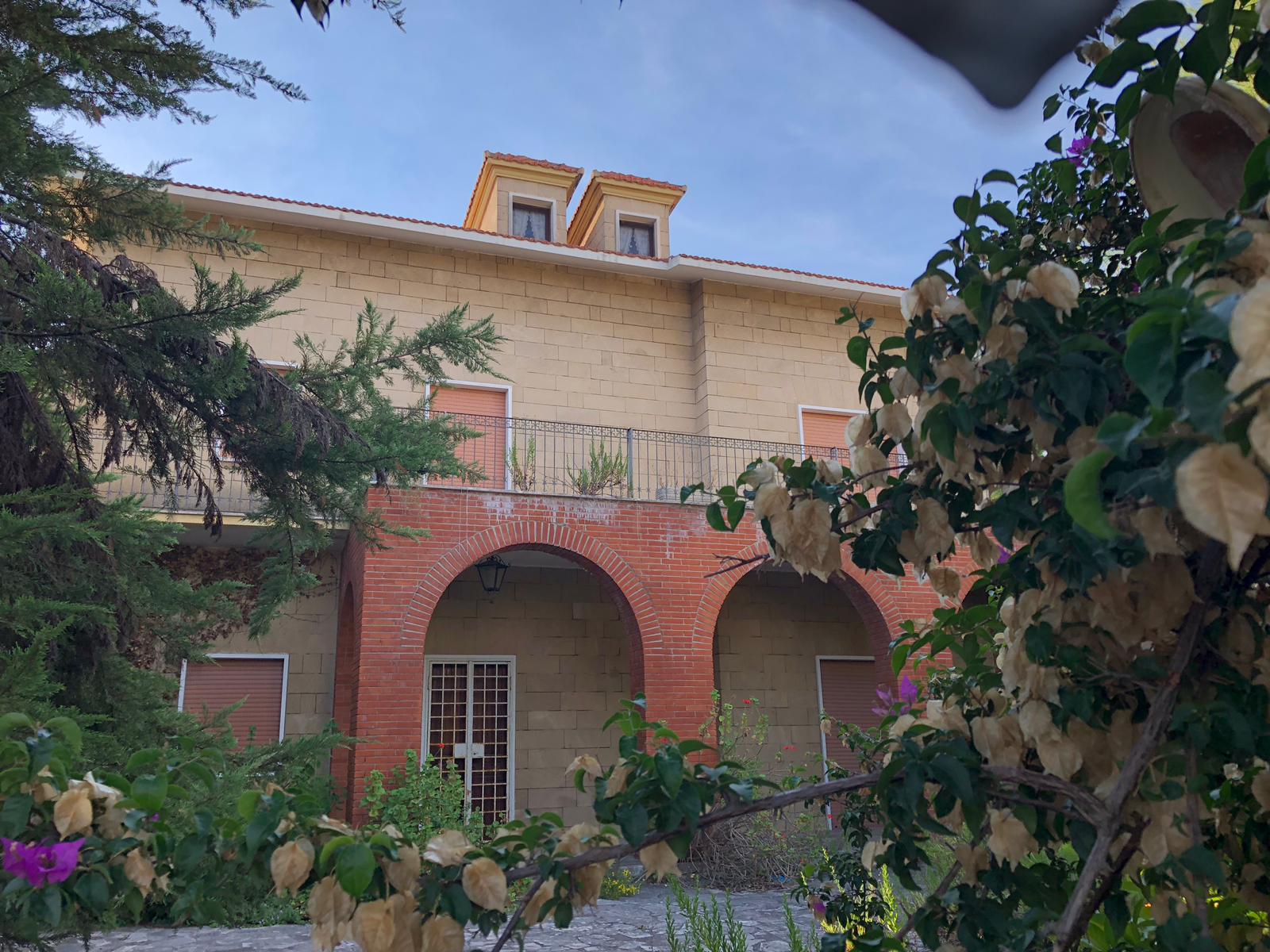 Immobile sito in Taranto, località San Vito, Via Lucci Marini n. 7, erroneamente indicato come civico 1 e più precisamente villa su due livelli con annessi locale garage e giardino di pertinenza.