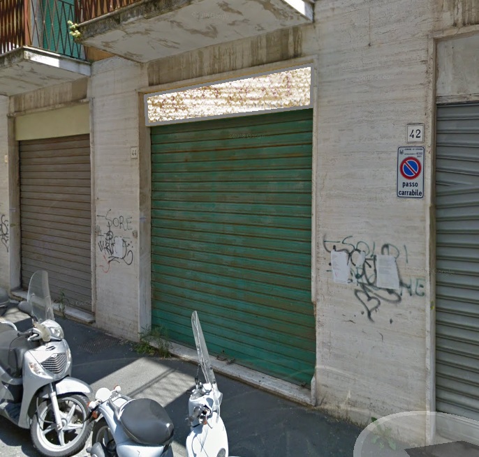 Descrizione: negozio, un vano con servizio igienico + pertinenziale . Mq. 36. Piena Proprietà - libero. Livorno (LI), CAP - 57100, Via delle Galere 44, piano T. Identificativi catastali: Unità principale: foglio94, part. 1844, sub.5.