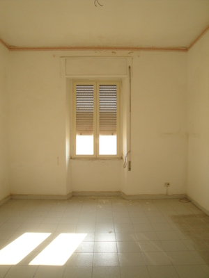 Immobile sito in SABAUDIA (LT) in Corso Vittorio Emanuele III, 69,piano secondo. Descrizione: Ingresso, corridoio, 2 camere, cucina e bagno + locale cantina. Mq. 80. Identificativi catastali: Foglio 109, part. 44, sub. 35  con cantina  foglio 109, part. 44, sub. 44