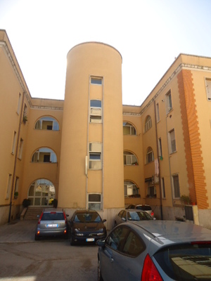 Immobile sito in SABAUDIA (LT) in Corso Vittorio Emanuele III, 69,piano secondo. Descrizione: Ingresso, corridoio, 2 camere, cucina e bagno + locale cantina. Mq. 80. Identificativi catastali: Foglio 109, part. 44, sub. 35  con cantina  foglio 109, part. 44, sub. 44
