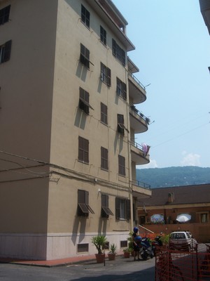 Immobile sito in CHIAVARI (GE)  in Via Parma, 124/L,piano quarto. Descrizione: Ingresso, cucina, disimpegno, bagno, tre camere e poggiolo + Posto auto scoperto e cantina ad uso esclusivo, due locali deposito ad uso comune (millesimi 100). Mq. 123 (comprensivo di quota parte di deposito di pertinenza). Identificativi catastali: Foglio 12, part. 2258, sub. 9 con posto auto scoperto al foglio 12, part. 2239 sub. 1, deposito comune al foglio 12, part. 2258 sub. 13 (100/millesimi), deposito comune al foglio 12, part. 2258 sub. 14 (100/millesimi)