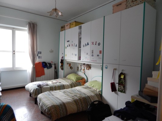 Immobile sito in CHIAVARI (GE)  in Via Parma, 124/L,piano quarto. Descrizione: Ingresso, cucina, disimpegno, bagno, tre camere e poggiolo + Posto auto scoperto e cantina ad uso esclusivo, due locali deposito ad uso comune (millesimi 100). Mq. 123 (comprensivo di quota parte di deposito di pertinenza). Identificativi catastali: Foglio 12, part. 2258, sub. 9 con posto auto scoperto al foglio 12, part. 2239 sub. 1, deposito comune al foglio 12, part. 2258 sub. 13 (100/millesimi), deposito comune al foglio 12, part. 2258 sub. 14 (100/millesimi)
